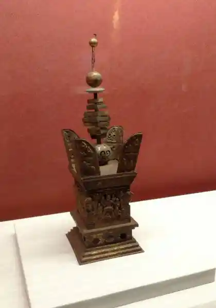 Reliquary with four-point rays and a sphere in the middle, National Palace Museum